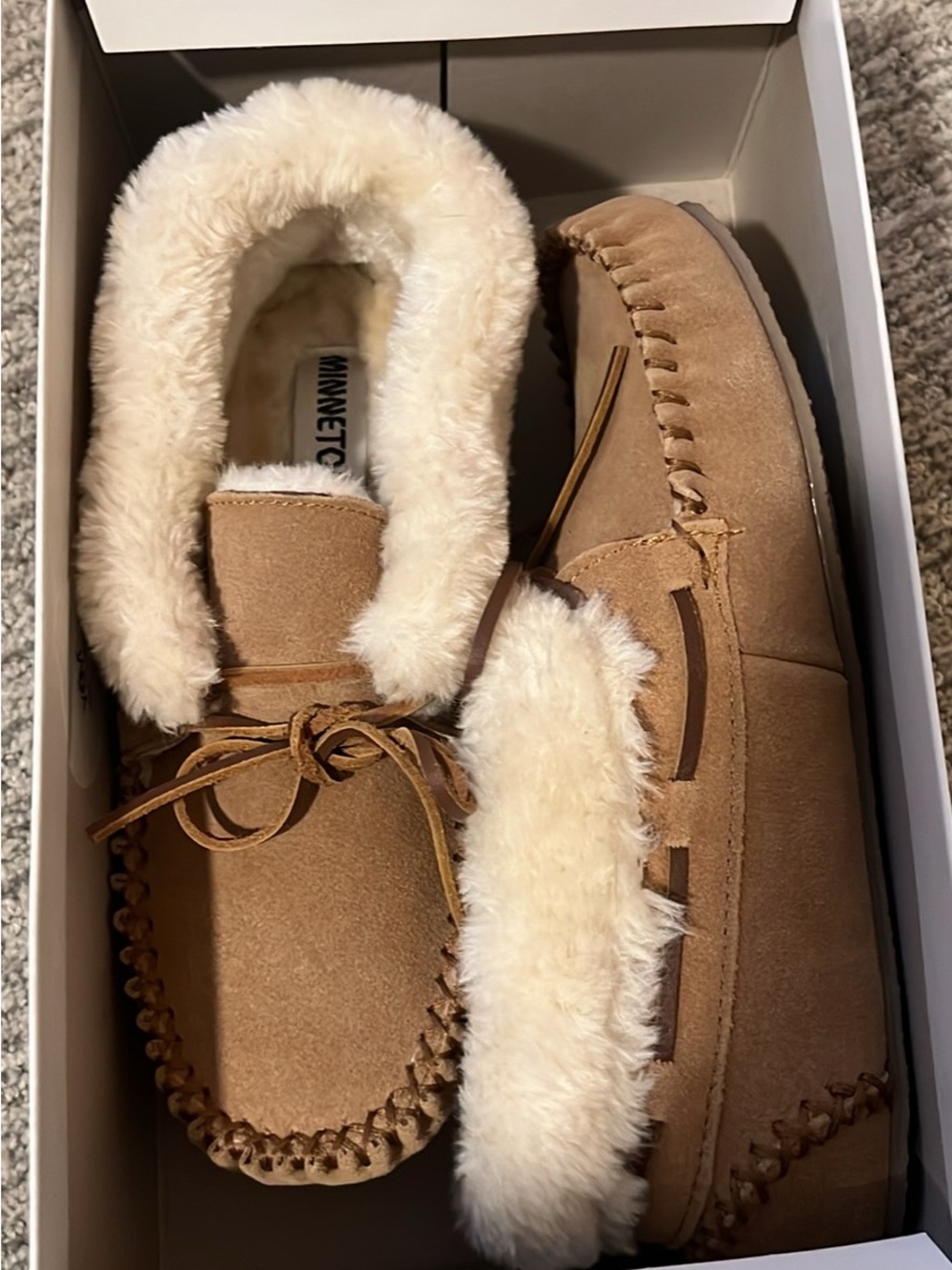 Minnetonka Women's Tan Faux-Fur Trim Moccasin Slippers